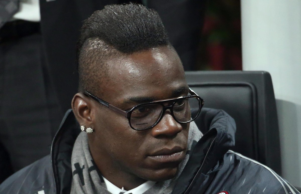 Nicht lustig: Conte droht damit, Balotelli zuhause zu lassen.