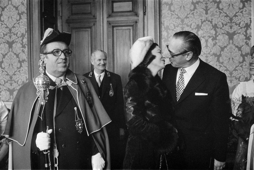 SCHWEIZ HANS HUERLIMANN
The newly elected Federal Councillor Hans Huerlimann and his wife, Marie-Theres Huerlimann-Duft, are about to kiss each other at the Bundeshaus in Bern on 5 December 1973. (KEY ...