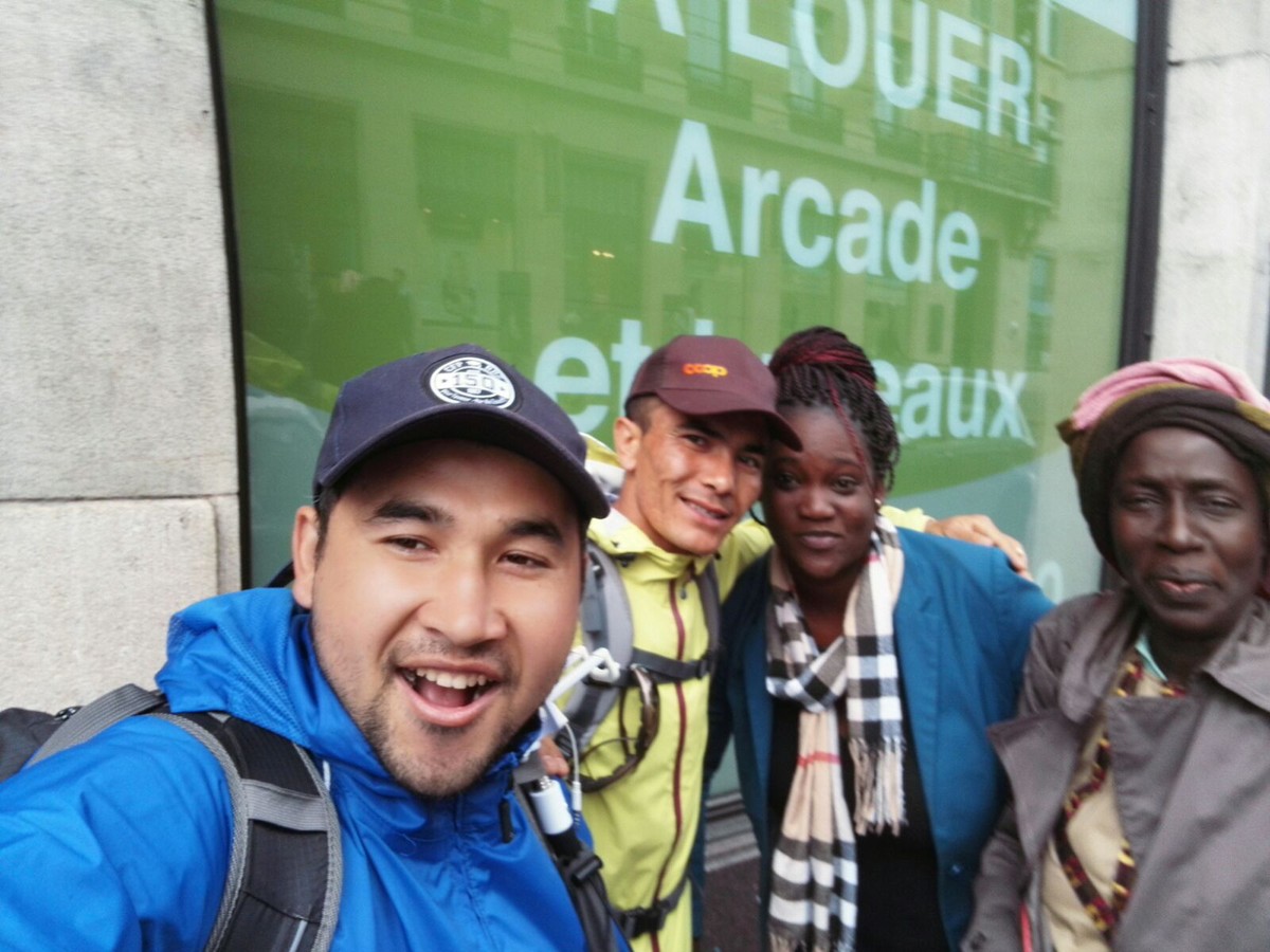 Fun in Lausanne: Hamid und Mohammad mit zwei Frauen, die die Afghanen durch die Berichterstattung in den Medien erkannt haben.&nbsp;