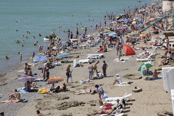 Badegäste auf der Krim: Der Tourismus ist am Boden, der Wiederaufbau des ehemaligen Ferienparadieses kostet Milliarden.