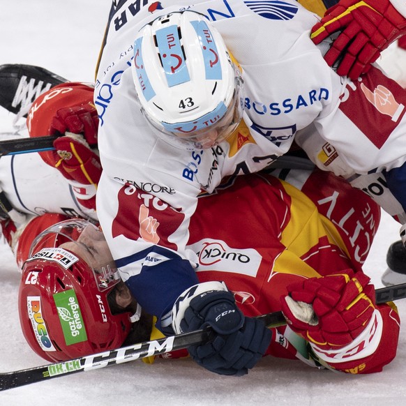 Biels, Yannick Rathgeb, links, kaempft gegen Zugs, Jan Kovar, oben, waehrend dem Meisterschaftsspiel der National League, zwischen dem EHC Biel und dem EV Zug, am Dienstag 10. November 2020 in der Tis ...