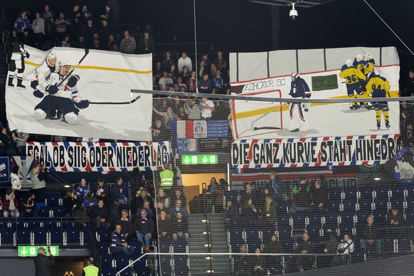 Transparent an die Mannschaft der Lions im ersten Eishockey-Spiel der Abstiegsrunde der National League zwischen den ZSC Lions und Fribourg Gotteron, am Samstag, 9. Maerz 2019, im Hallenstadion in Zue ...