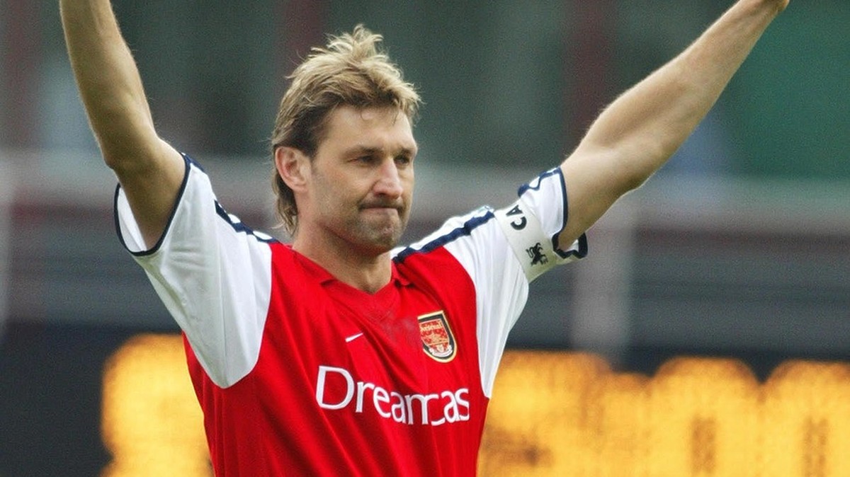 AD002 - 20020330 - LONDON, UNITED KINGDOM : Arsenal's Captain Tony Adams salutes the crowd before the game against Sunderland in the Premier League match at Highbury in London on Saturday 30 Marc ...