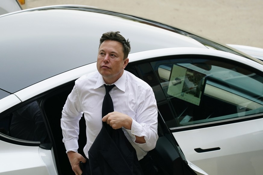 Elon Musk arrives at the justice center in Wilmington, Del., Tuesday, July 13, 2021. Musk took to a witness stand Monday to defend his company&#039;s 2016 acquisition of a troubled company called Sola ...