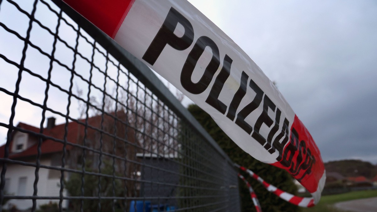 23.04.2023, Bayern, Altenstadt An Der Iller: Ein Absperrband der Polizei h