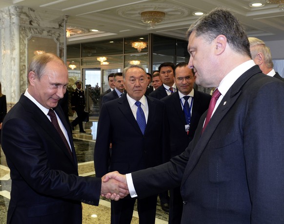 Die Präsidenten Wladimir Putin (links, Russland) und Petro Poroschenko (Ukraine) telefonierten erneut und sprachen über die Umsetzung der Waffenruhe (Archivbild).