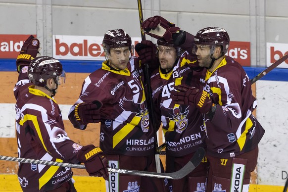 Geneve-Servette&#039;s defender Sami Vatanen, of Finland, 2nd right, celebrates his goal with his teammates forward Joel Vermin, left, forward Valtteri Filppula, of Finland, 2nd left, and forward Dani ...