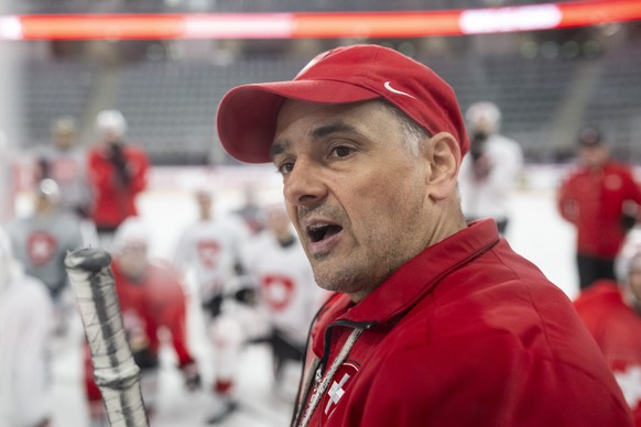 Der neue Head Coach der Schweizer Eishockey Nationalmannschaft, Jan Cadieux, leitet das Training des Nationalteams, am Mittwoch, 22. April 2026 in der Tissot-Arena in Biel. (KEYSTONE/Alessandro della  ...