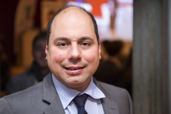 Mauro Tuena waehrend der Wahlfeier der SVP ZH im Restaurant Roessli in Ilnau-Effretikon am Sonntag, 18. Oktober 2015. (KEYSTONE/Dominic Steinmann)