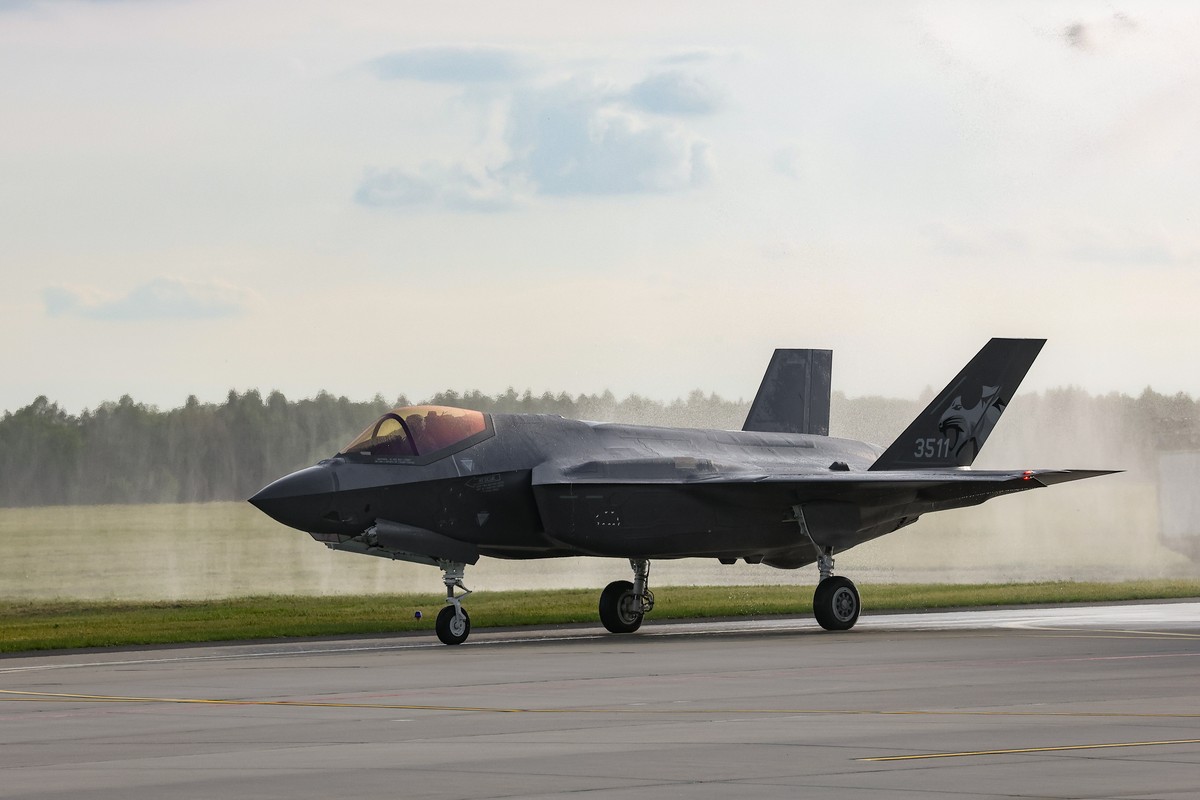 epa12984724 A military aircraft takes part in a welcome ceremony for the first Polish F-35 aircraft at the 32nd Tactical Air Base in Lask, central Poland, 22 May 2026. The first three F-35 aircraft ha ...
