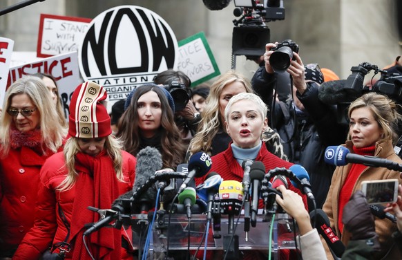 epa08108202 Actress Rose McGowan (2-R) talks to journalists during a press conference with other women who have all accused former Hollywood producer Harvey Weinstein of sexual assault, including Patr ...