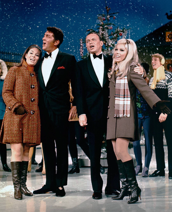 Gail Martin with her dad, Dean Martin, Frank Sinatra and his daughter Nancy Sinatra on a Television Christmas Special, 1967 NBC Hollywood CA USA PUBLICATIONxINxGERxSUIxAUTxONLY 32914_786THA