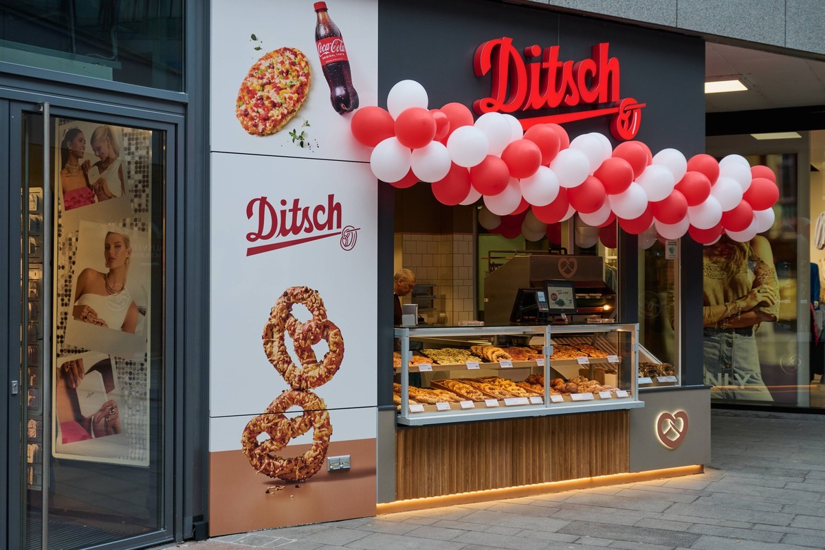 storefront in Mainz city center of Brezelbaeckerei Ditsch, Germany Mainz, Germany - Feb 03, 2024: storefront in Mainz city center of Brezelbaeckerei Ditsch which is a bakery chain from Mainz that oper ...