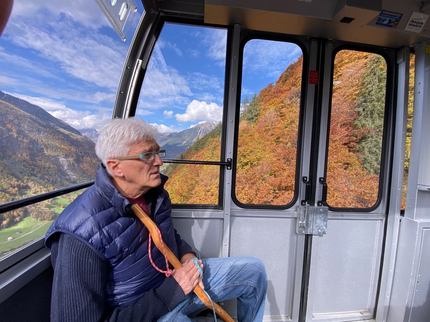 Tierexperte Andreas Moser, bekannter Kultmoderator der SRF-Sendung «Netz Natur» auf einer Begehung zum Thema Wolf in Matt, Kanton Glarus.