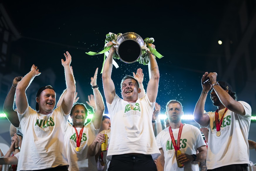 Trainer Enrico Maassen Mitte, und Team des FC St. Gallen feiern den Sieg mit der Trophae nach dem Fussball Cupfinal gegen den FC Stade Lausanne-Ouchy, am Sonntag, 24. Mai 2026, in St. Gallen. (KEYSTON ...