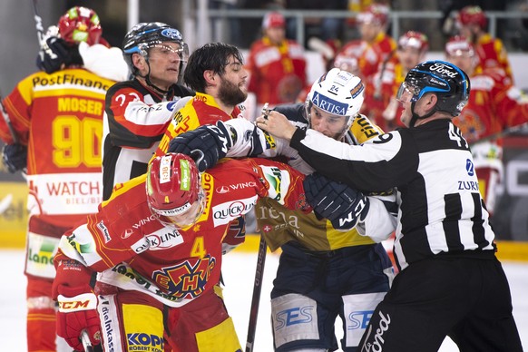 Die Schiedsrichter Roman Kaderli, rechts-oben, und Didier Massy, links, stoppt eine Kempf zwischen Biels Kevin Fey, links-unten, Biels Julian Schmutz, zweite-links-oben, und Ambris Elia Mazzolini, zwe ...