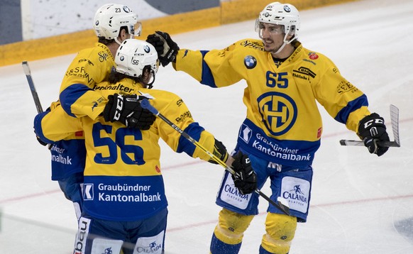 Die Davoser mit Marc Wieser, rechts, feiern das 1:1 beim dritten Eishockey Playoff Halbfinalspiel der National League A zwischen dem EV Zug und dem HC Davos am Samstag, 25. Maerz 2017, in Zug. (KEYSTO ...