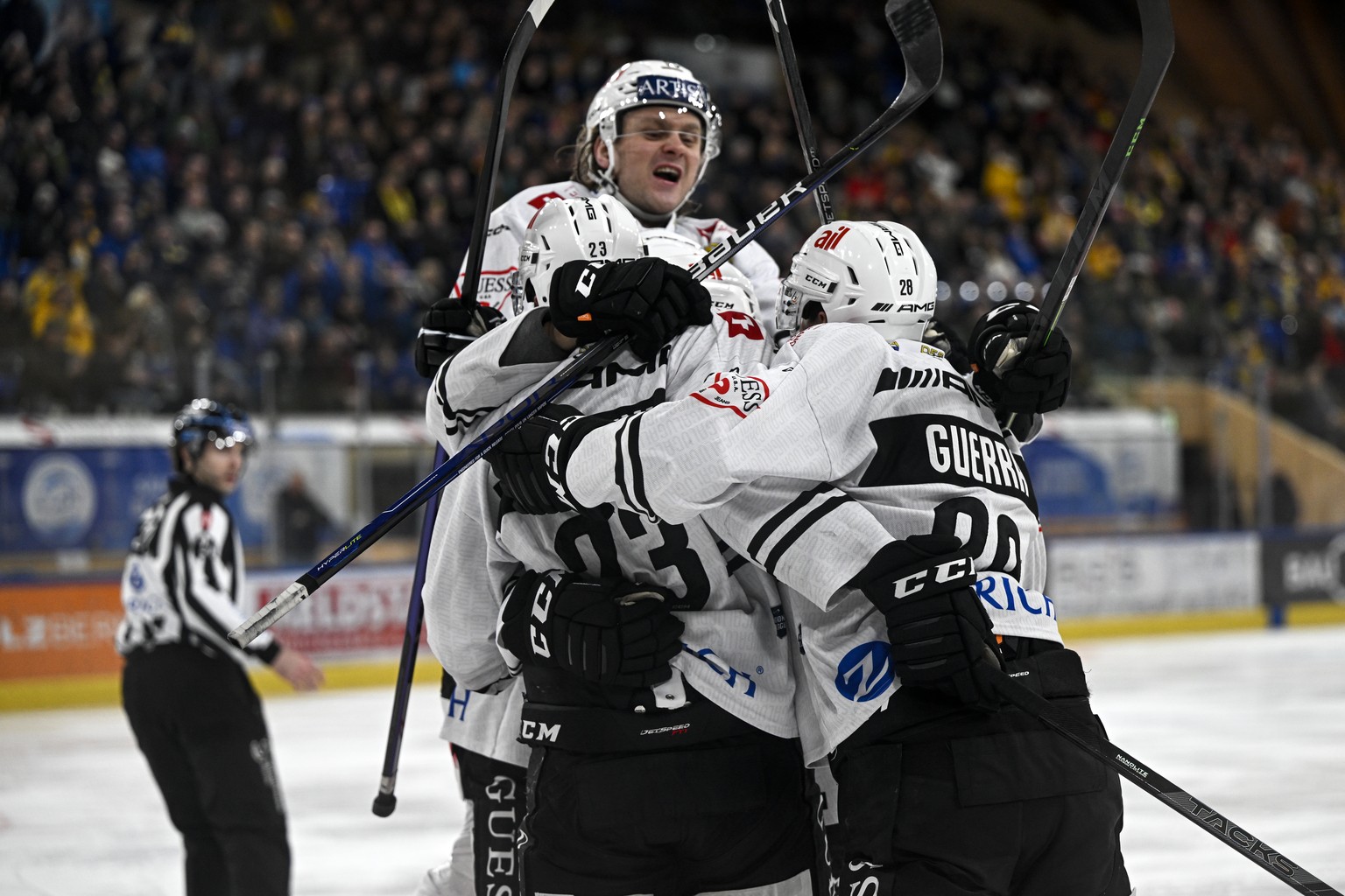 Jubel bei den Luganesi nach dem 2:2 Ausgleichstreffer, im Eishockey-Qualifikationsspiel der National League zwischen dem HC Davos und dem HC Lugano, am Samstag, 25. Februar 2023, im Eisstadion in Davo ...