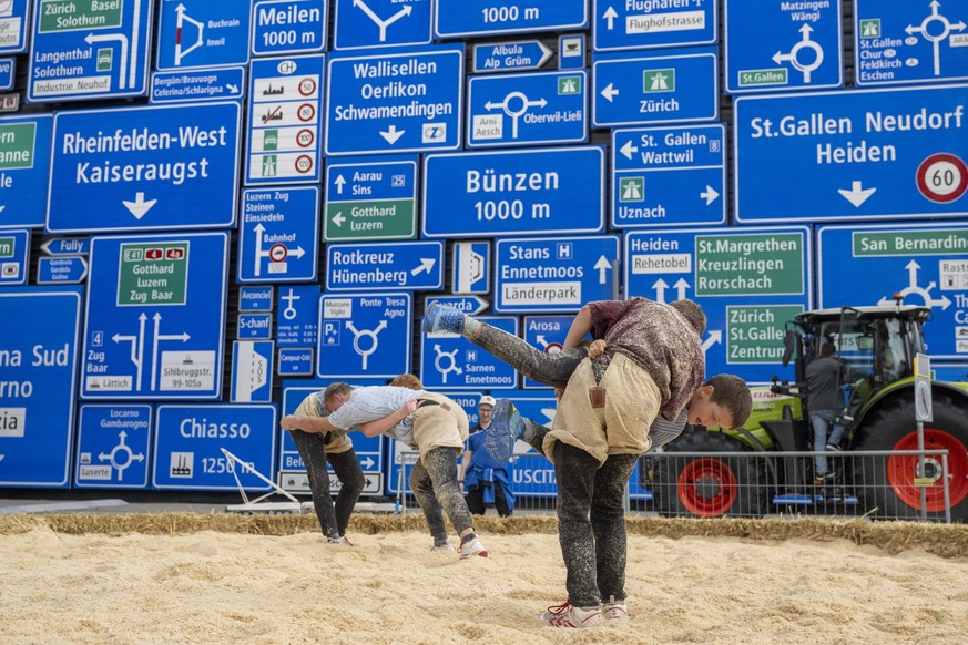Jungschwinger waehrend einer Schwing Vorfuehrung, anlaesslich der Farming Days der Genossenschaft Fenaco im Verkehrshaus Luzern am Freitag, 27. September 2024 in Luzern. Den Besucher werden Einblicke  ...