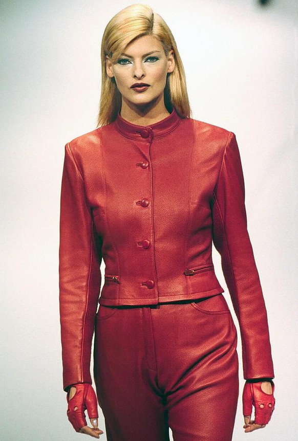 Linda Evangelista für Hermes, 1995.