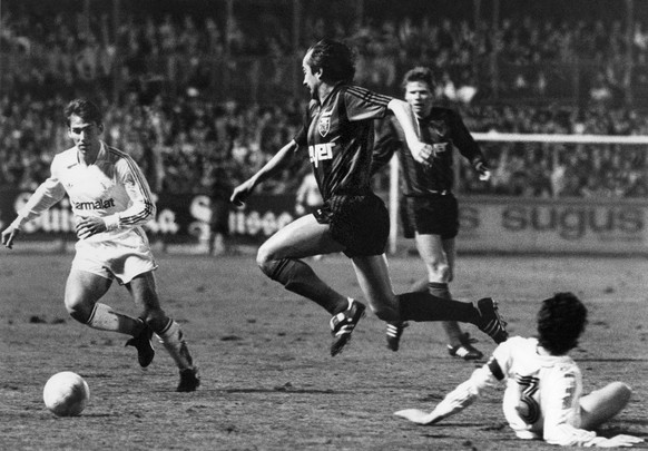 19. März 1986:&nbsp;Xamaxien Uli Stielike, Mitte, führt den Ball im UEFA-Cup-Viertelfinal gegen Real Madrid. Real-Spieler Emilio Butragueño kann der Kugel nur hinterherschauen.