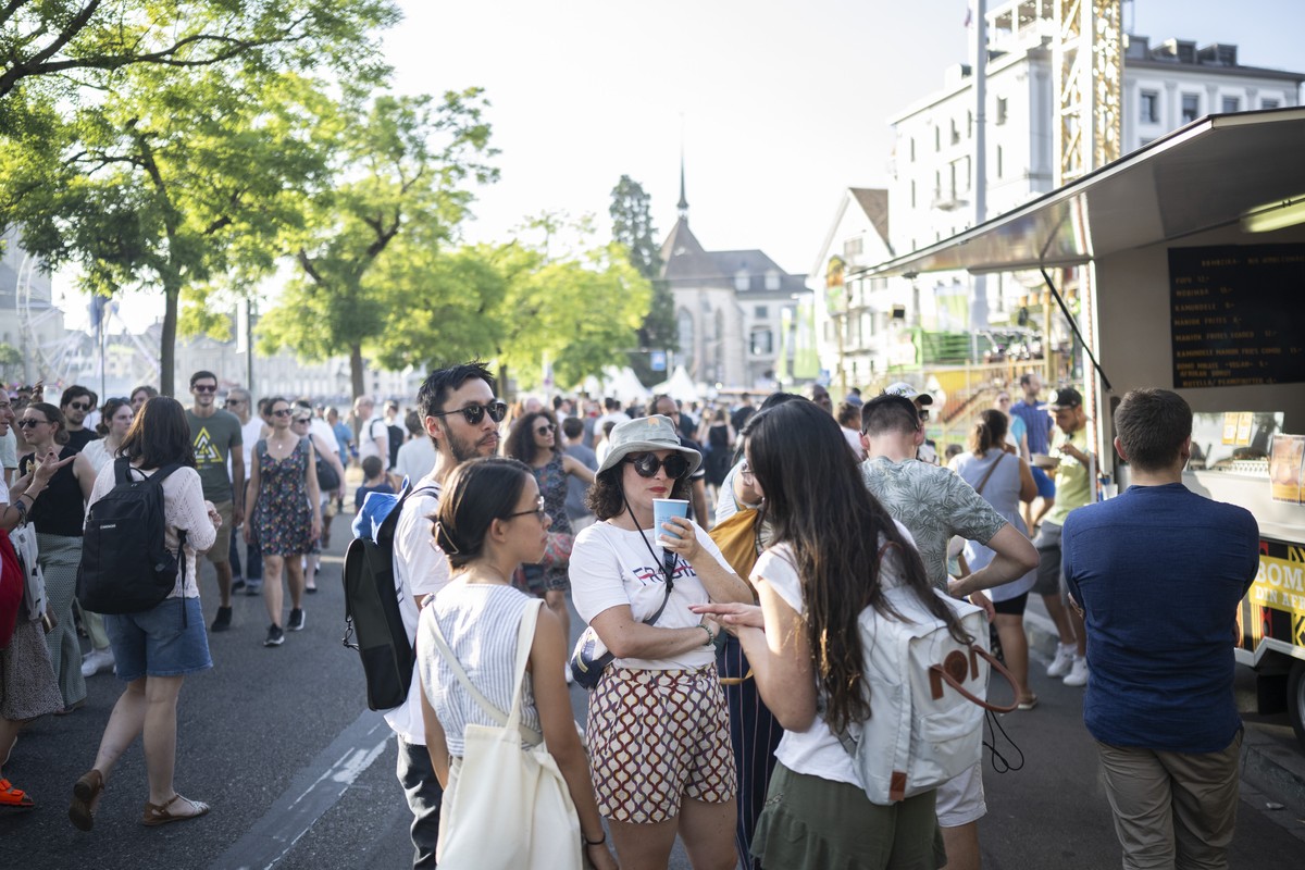 Besucher vergnuegen am Zueri Faescht, aufgenommen am Freitag, 7. Juli 2023 in Zuerich. An diesem Wochenende werden ueber 2 Millionen Besucherinnen und Besucher in der Limmatstadt erwartet. (KEYSTONE/E ...