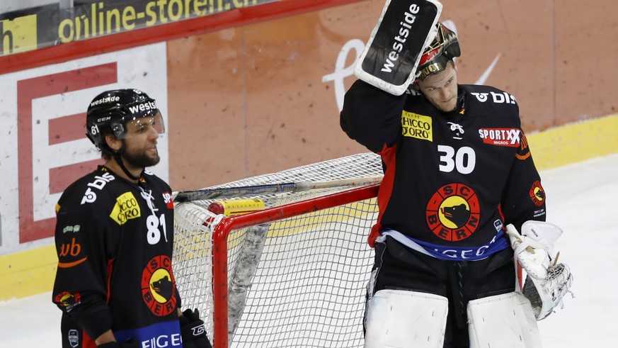 Berns Torhueter Leonardo Genoni und Berns Thomas Ruefenacht nach dem Gegentor zum 3-3, im Eishockey Meisterschaftsspiel der National League zwischen dem SC Bern und dem EHC Biel, am Samstag, 2. Dezemb ...