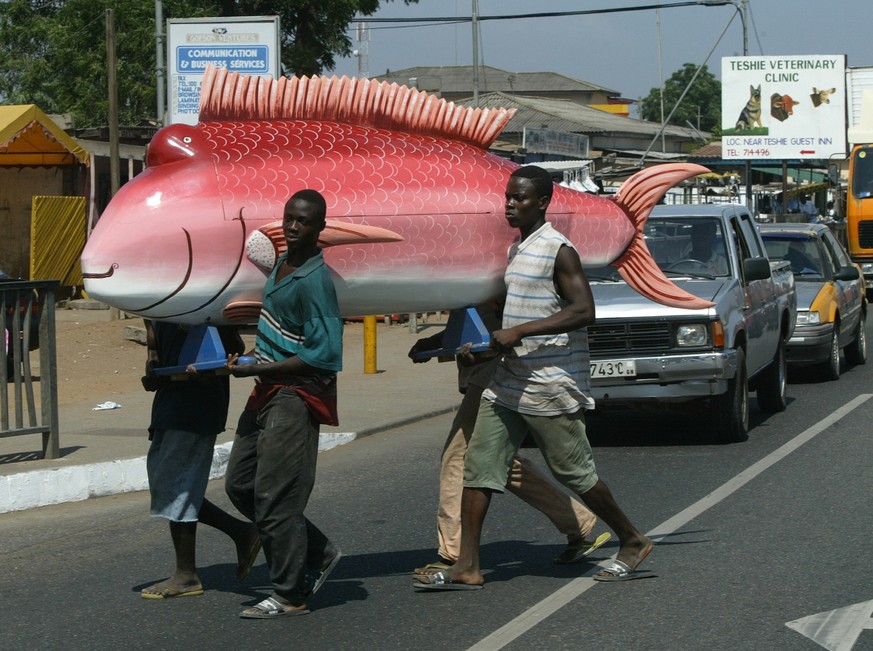 -PHOTO TAKEN 22JAN06- Carpenters carry a coffin shaped in the form of a Ghana Airways aircraft to their showroom in Teshie, a suburb of the Ghanaian capital of Accra, January 22, 2004. Funerals are im ...