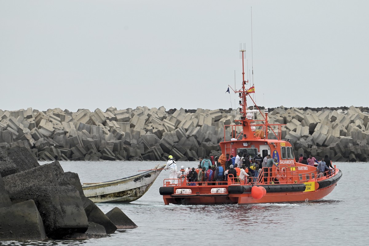 epa11608605 Rescued migrants arrive to La Restinga port, in El Hierro, Canary island, Spain, 16 September 2024. Spanish Maritime Rescue brigade 'Salvamento Maritimo' rescued 67 people, among ...