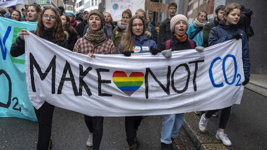 Demonstranten protestieren im Zuge der Bewegung Klimastreik gegen den Klimawandel und die globale Klimapolitik in Basel, am Freitag, 1. Maerz 2019. (KEYSTONE/Georgios Kefalas)