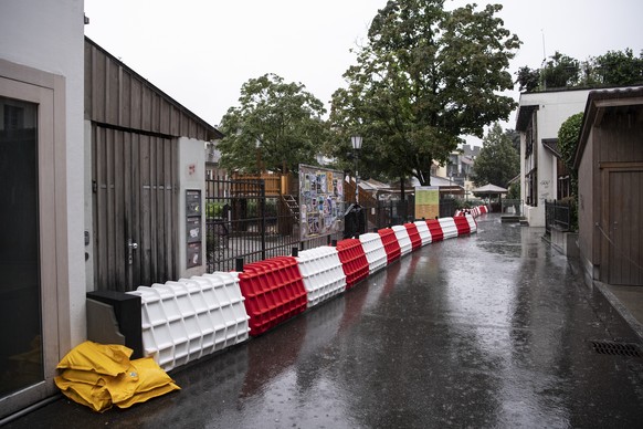 Schutzbauten gegen Hochwasser sollen die Aare zurueckhalten, am Dienstag, 13. Juli 2021, in Thun. Der Pegel des Thunersees liegt nur noch wenige Zentimeter unter der Schadensgrenze. (KEYSTONE/Peter Sc ...