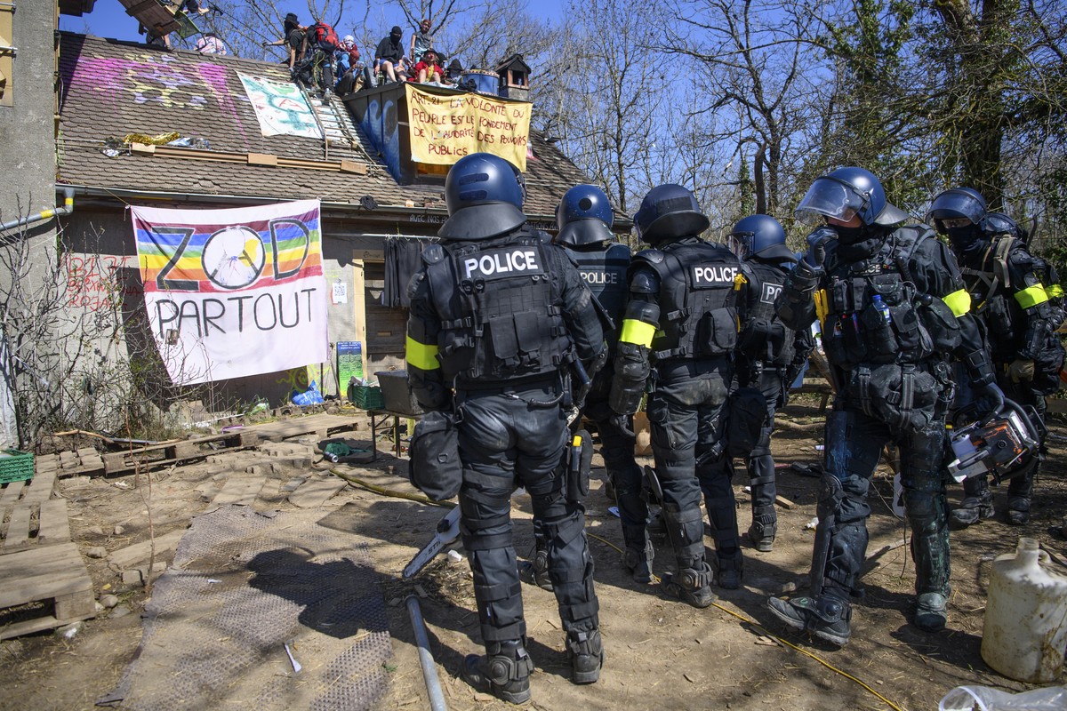 Swiss police officers and protesters clash during the operation of the eviction of environmental protesters from the ZAD de la Colline "Zone A Defendre" (zone to defend) installed by environ ...