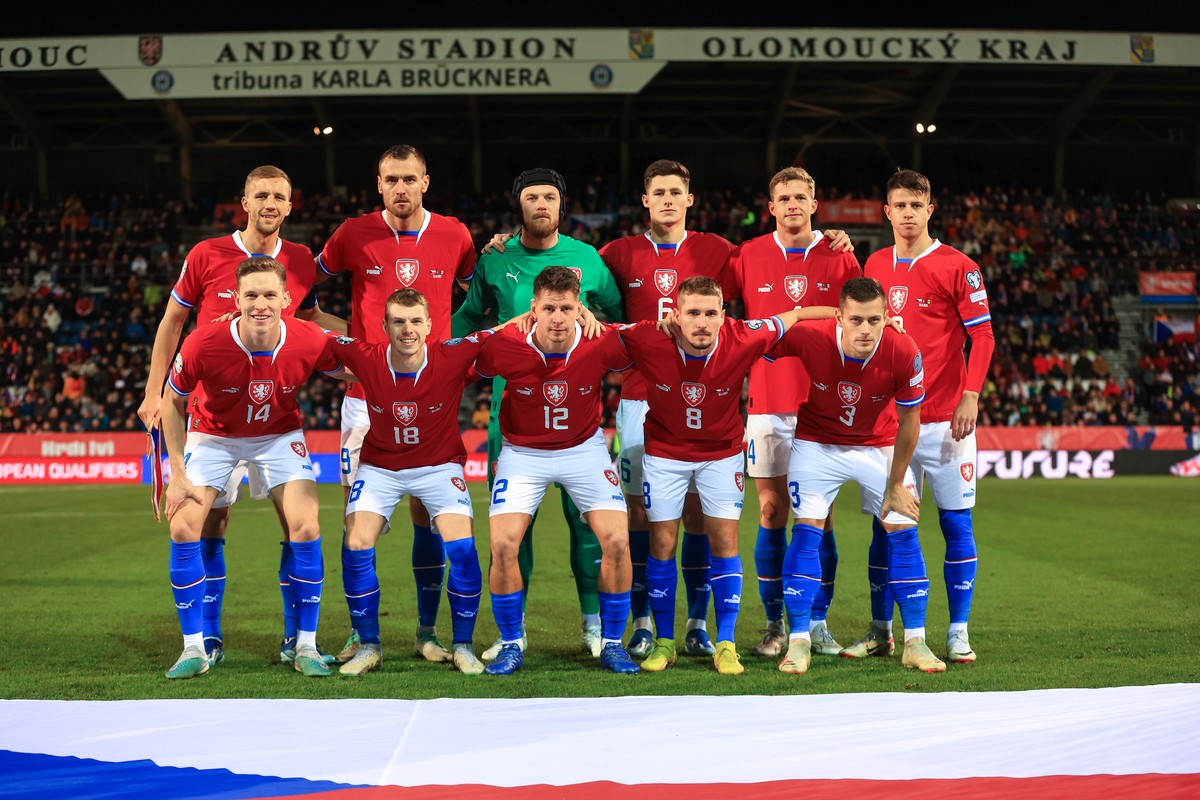 epa10986607 Starting eleven of Czech Republic poses before the UEFA EURO 2024 qualifying soccer match between Czech Republic and Moldova in Olomouc, Czech Republic, 20 November 2023. EPA/MARTIN DIVISE ...