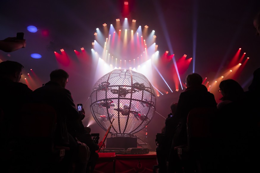 Die Globe of Speed Motorradfahrer bei der Premiere der Tournee 2023 des Zirkus Knie, am Freitag, 10. Maerz 2023, in Rapperswil. (KEYSTONE/Michael Buholzer)