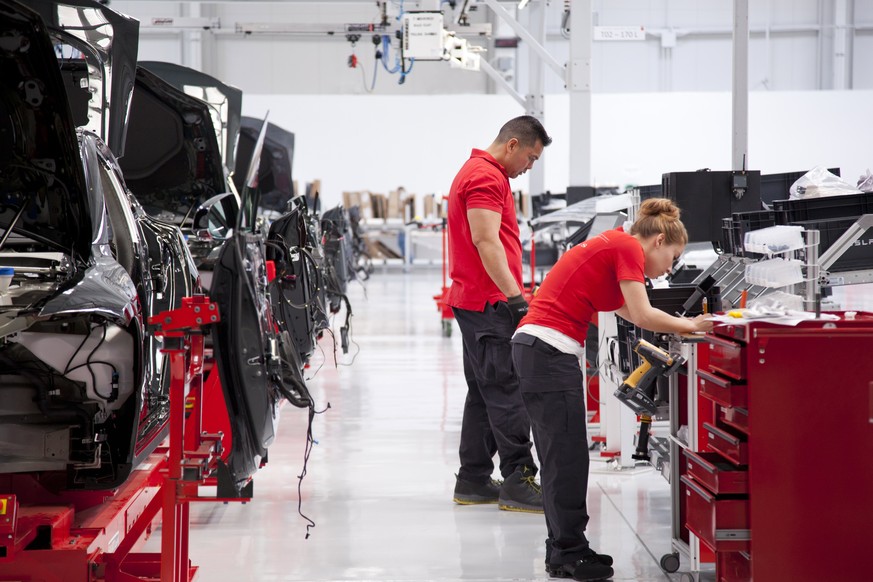 ARCHIVBILD ZUM GEPLANTEN STELLENABBAU BEI TESLA, AM DIENSTAG, 12. JUNI 2018 - epa06064181 In this handout photo made available by Tesla Motors on 03 July 2017 shows workers at the Fremont Factory in F ...