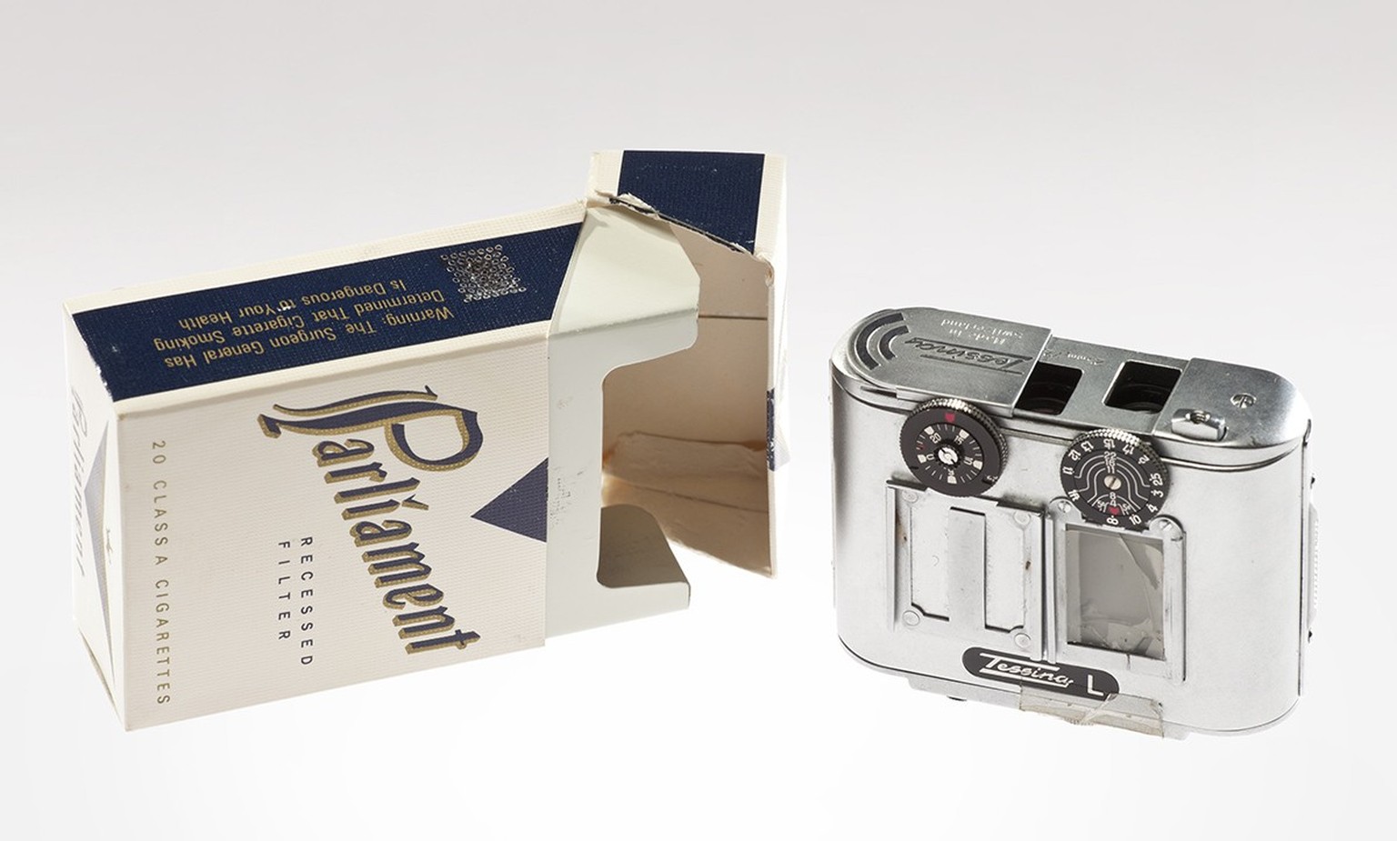 Passte in eine Zigarettenschachtel: Die Tessina aus Grenchen.
https://commons.wikimedia.org/wiki/File:Tessina_Camera_Concealed_in_Cigarette_Pack_-_Flickr_-_The_Central_Intelligence_Agency.jpg
