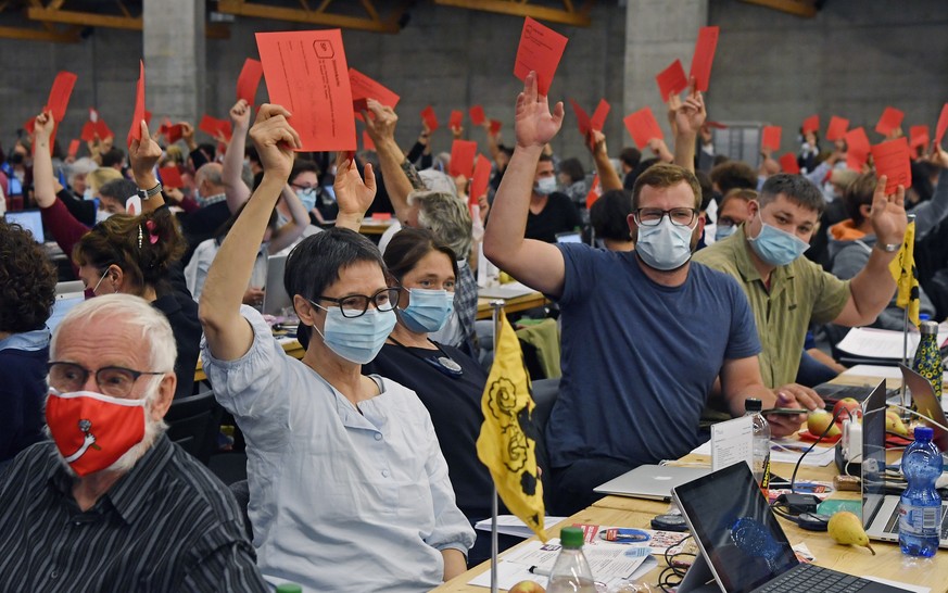 Abstimmung am ausserordentlichen Parteitag der SP Schweiz in den Olma Messen in St. Gallen am Samstag, 28. August 2021. (KEYSTONE/Walter Bieri)