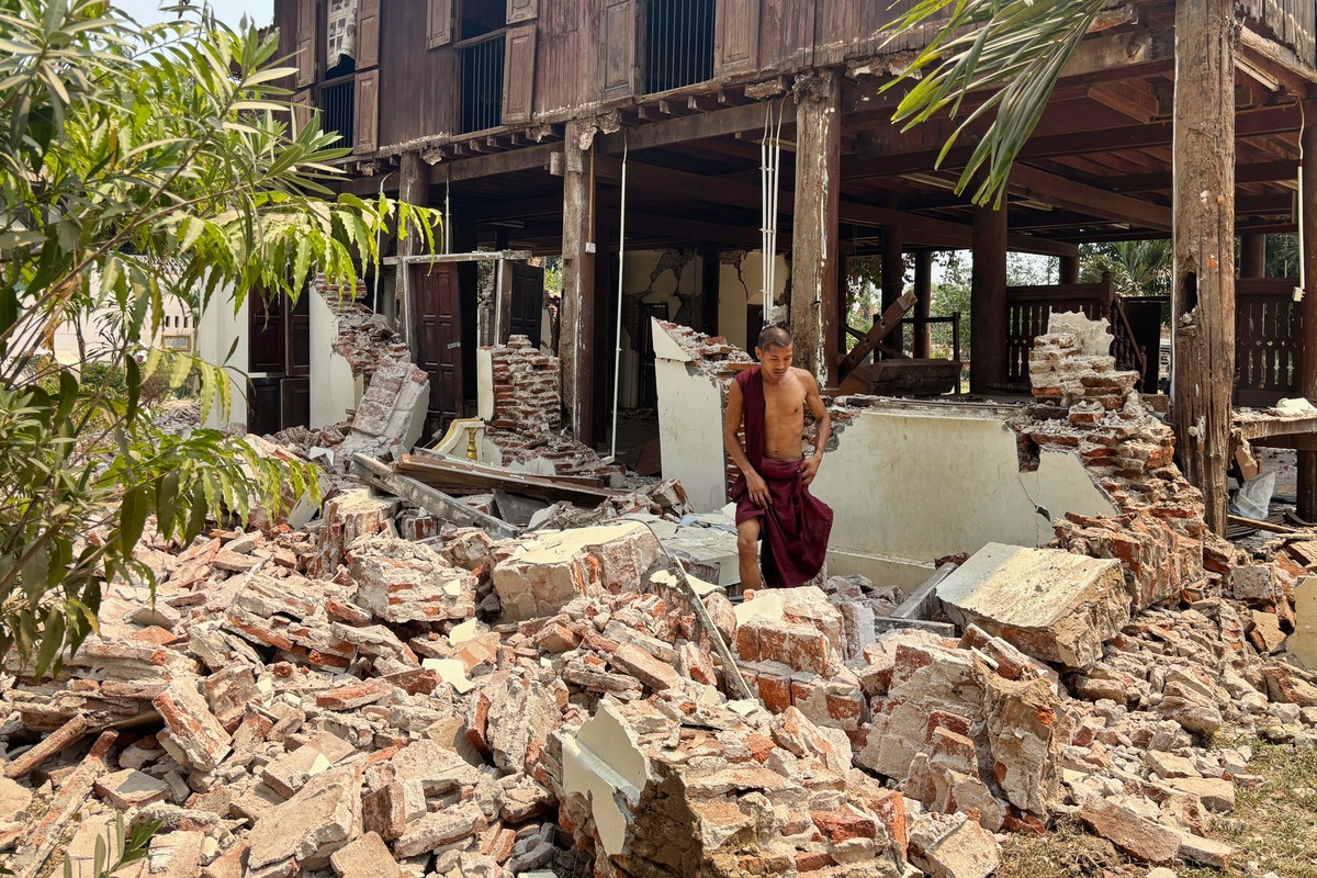 A Buddhist monk walks near a damaged building at a monastery compound after an earthquake, Friday, March 28, 2025 in Naypyitaw, Myanmar. (AP Photo/Aung Shine Oo)
Myanmar Southeast Asia Earthquake