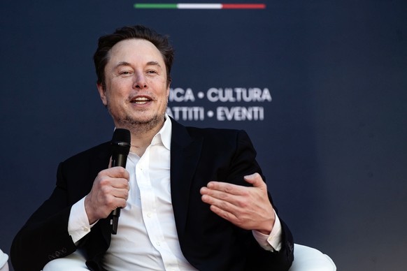epa11032290 American tech entrepreneur Elon Musk, owner of Tesla, SpaceX and