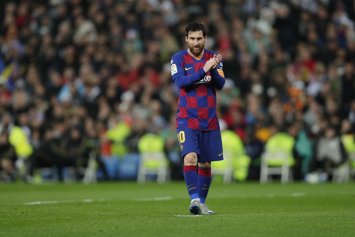 Barcelona's Lionel Messi applauds during the Spanish La Liga soccer match between Real Madrid and Barcelona at the Santiago Bernabeu stadium in Madrid, Spain, Sunday, March 1, 2020. (AP Photo/Man ...