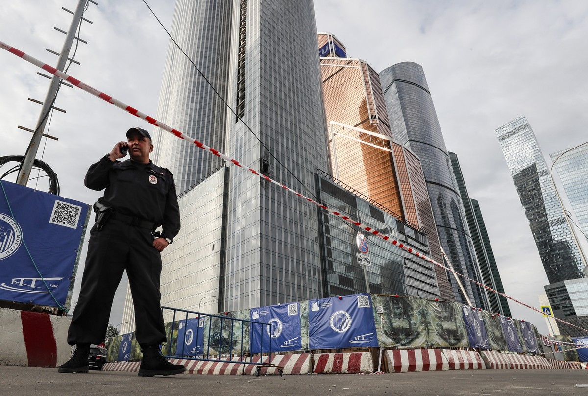 epa10814850 A police officer stands outside a damaged building in the Moscow-City business center after a drone reportedly fell, in Moscow, Russia, 23 August 2023. The Russian Defence Ministry reporte ...