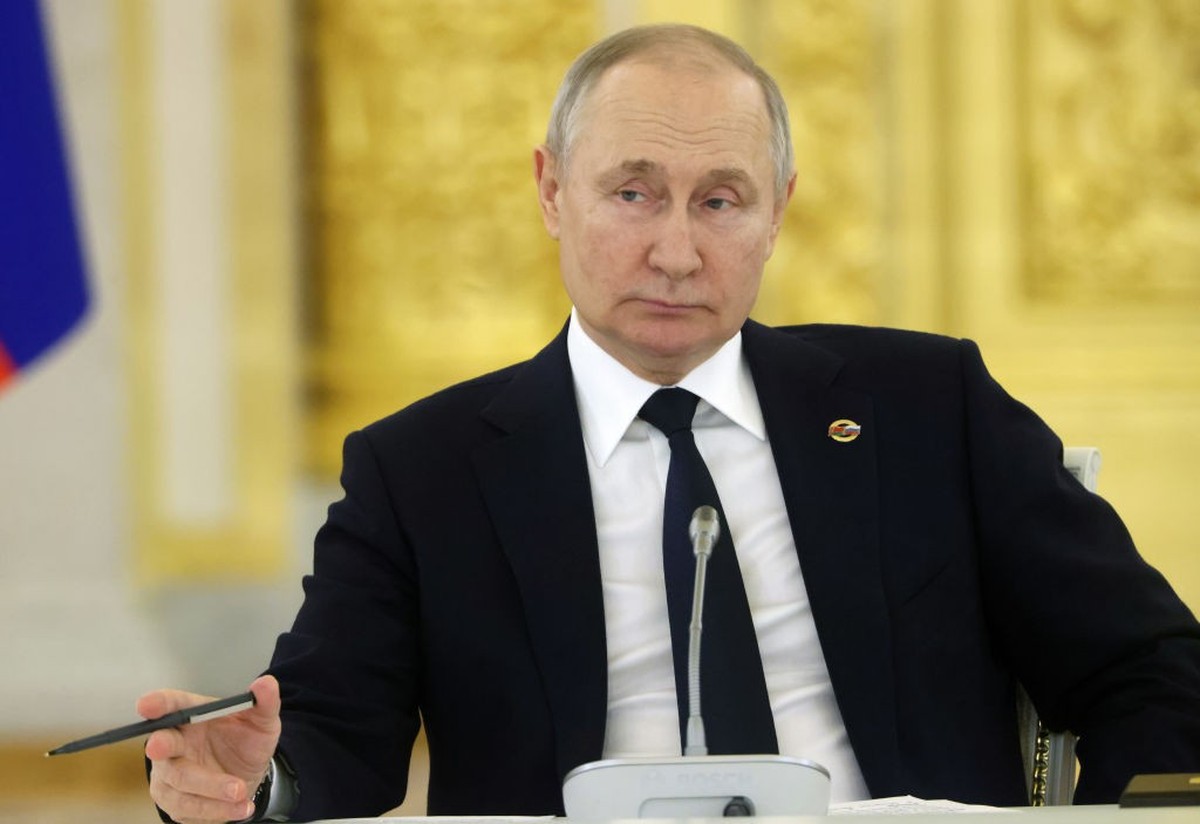 MOSCOW, RUSSIA - APRIL 06: (RUSSIA OUT) Russian President Vladimir Putin holds a pen during the summit of Russian-Belarussian Supreme State Council, at the Grand Kremlin Palace, on April 6, 2023 in Mo ...