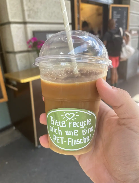 Dieser Sticker auf den Eiskaffees von Vicafé waren im Sommer im Umlauf.