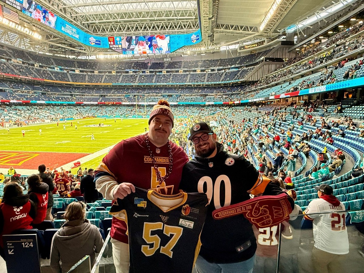 Robin (à gauche) et son pote Baptiste ont vécu un dimanche dingue dans le stade Santiago Bernabéu de Madrid, dont le toit était fermé pour l'occasion. Une fois à l'intérieur, ils ont brandi le maillot ...
