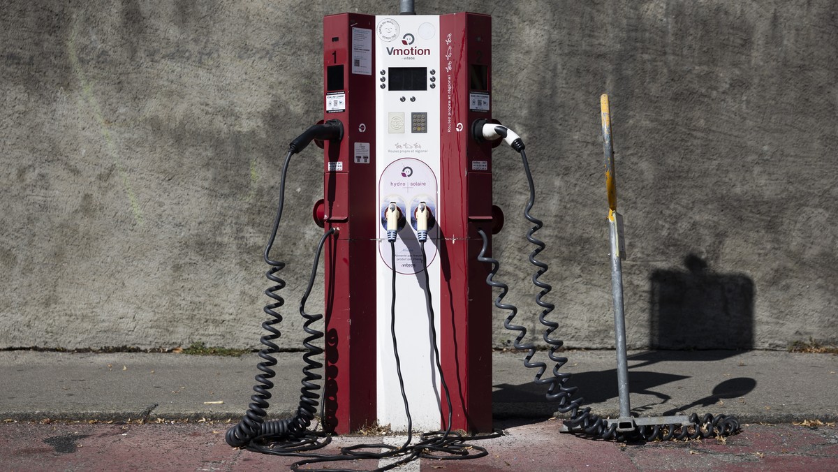 Eine Ladestation fuer Elektroautos steht bei einem oeffentlichen Parkplatz in Neuchatel, am Sonntag, 24. September 2023. (KEYSTONE/Peter Klaunzer)
