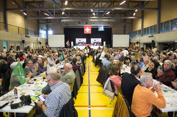 SVP-Politik in der Turnhalle.