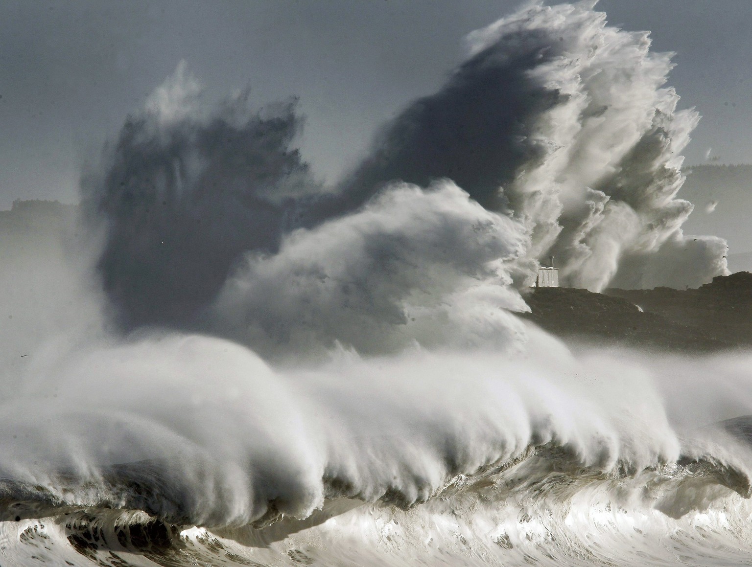 Eine Monsterwelle trifft auf die Insel Mouro vor dem Hafen von Santander&nbsp;