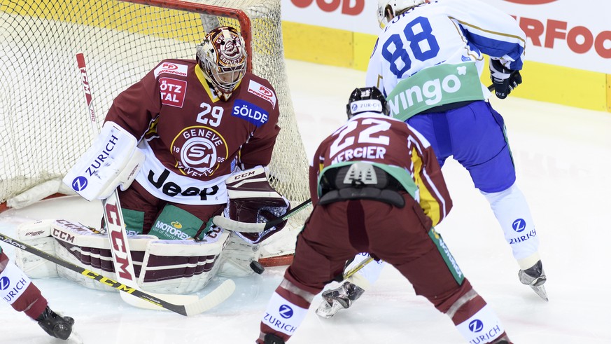 Le joueur zougois, Sven Senteler, droite, lutte pour le puck avec le joueur genevois, Jonathan Mercier, centre, devant le gardien genevois, Robert Mayer, gauche, lors du match de hockey sur glace de d ...