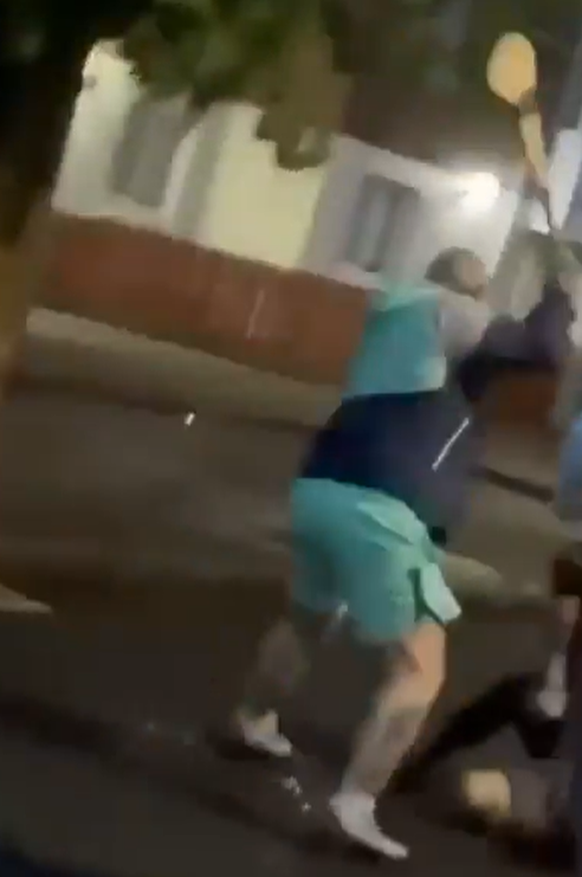 Später greifen Passanten ein und schlagen mit einem Schläger auf den Täter ein, um ihn vom Opfer zu trennen.