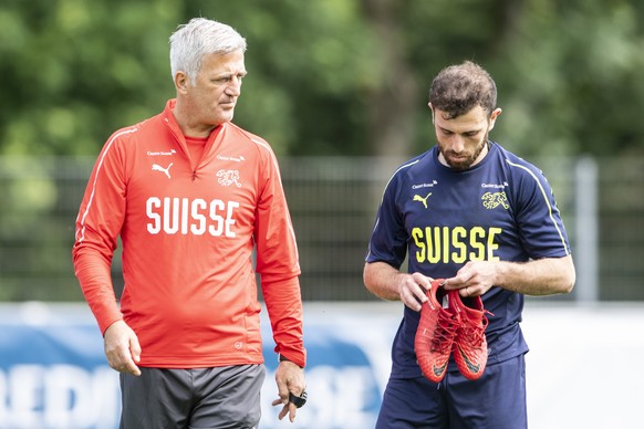 ARCHIVBILD ZUM AUSSCHEIDEN VON ADMIR MEHEMDI AUS DEM SCHWEIZER WM-KADER, AM FREITAG, 25. MAI 2018 - Trainer Vladimir Petkovic, links, spricht mit Admir Mehmedi waehrend dem Training der Schweizer Nati ...